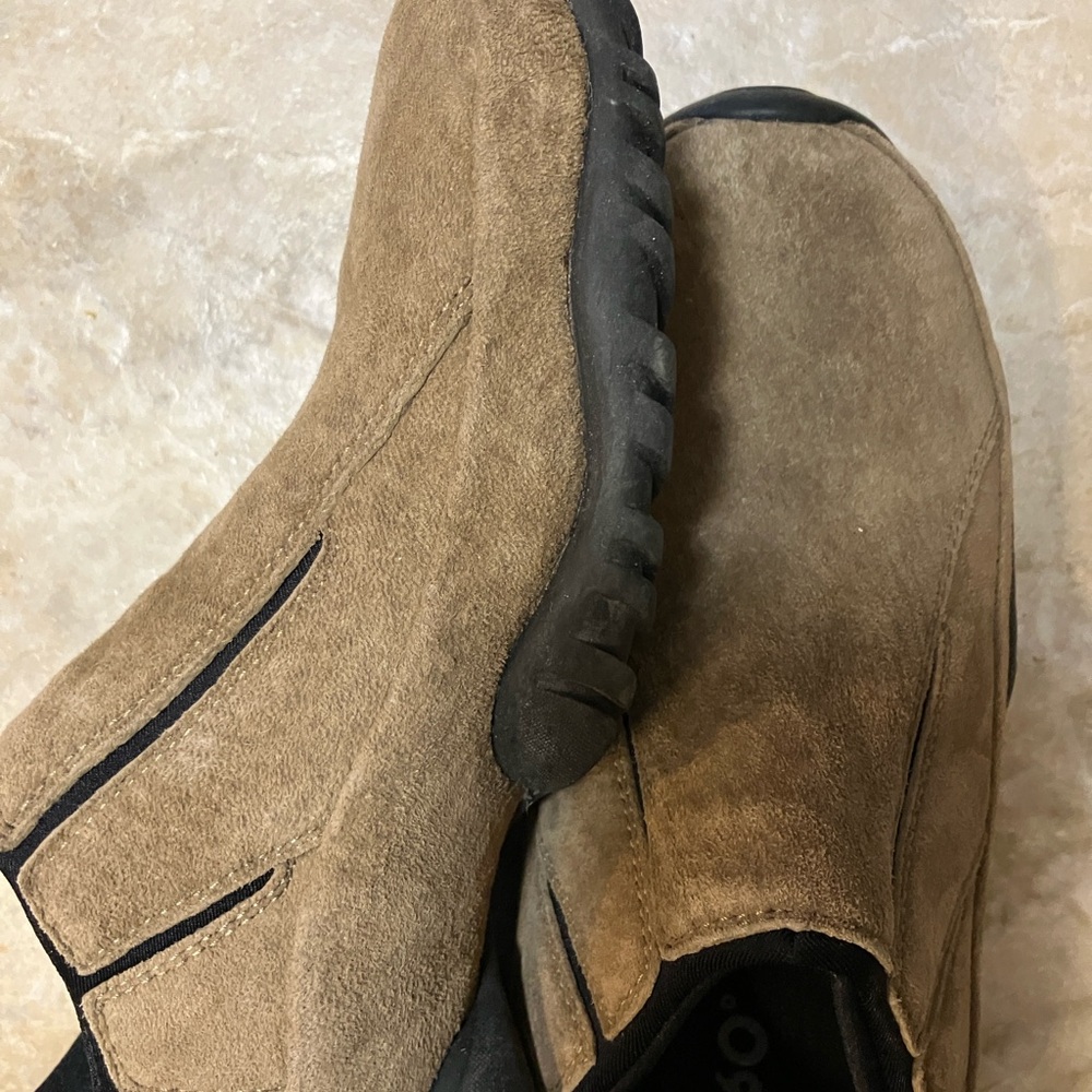 Kids Size 4 Hush Puppies 360 Slip On Shoes 👞 Beige/Tan – Like New